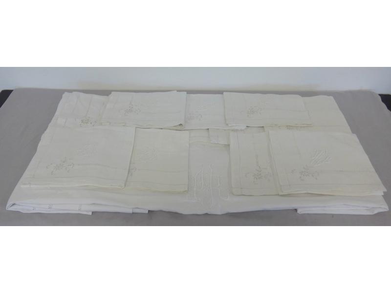 NAPPE ET DOUZE SERVIETTES en lin blanc brodé...