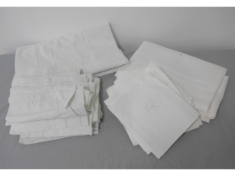 NAPPE ET DOUZE SERVIETTES en lin blanc damassé...
