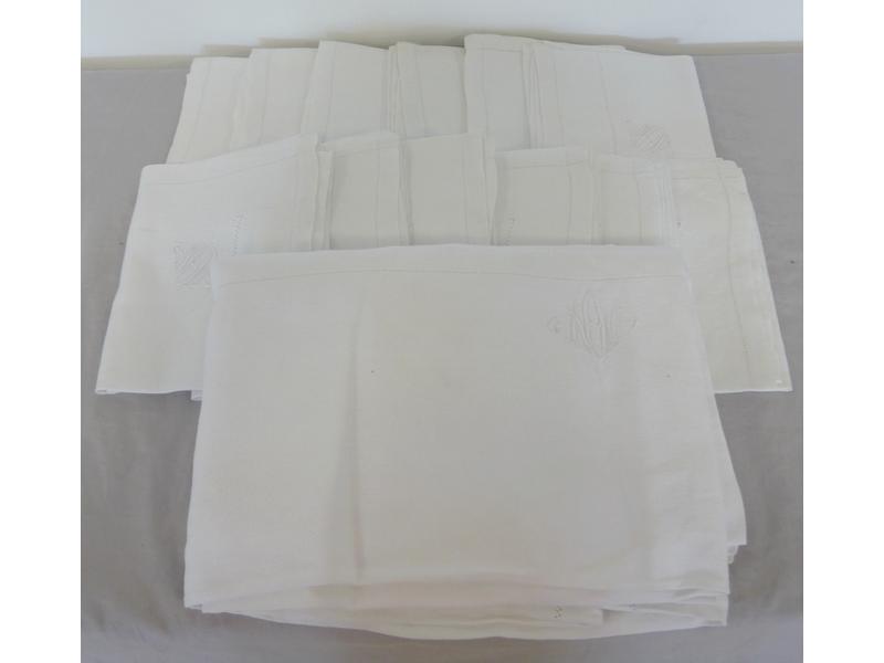 ENSEMBLE DE DOUZE SERVIETTES ET NAPPE en...