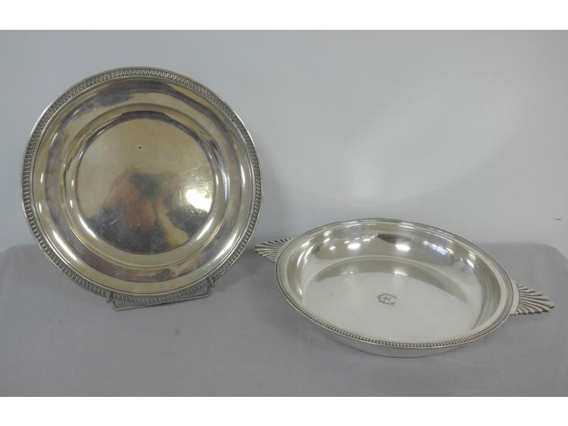 PLAT ROND en argent à bordures de raies-...