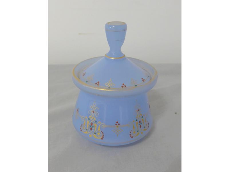 SUCRIER couvert en opaline bleue à décor...