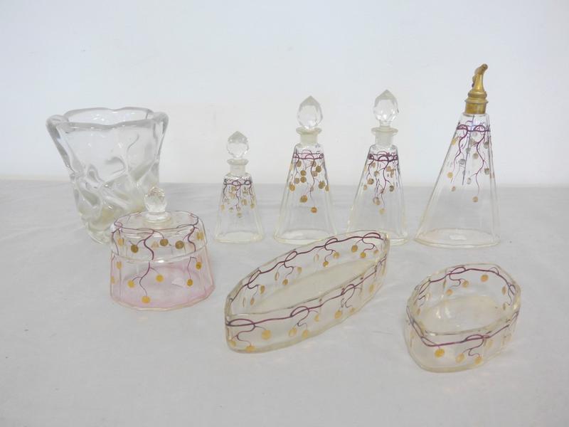 NECESSAIRE DE TOILETTE en verre soufflé émaillé,...