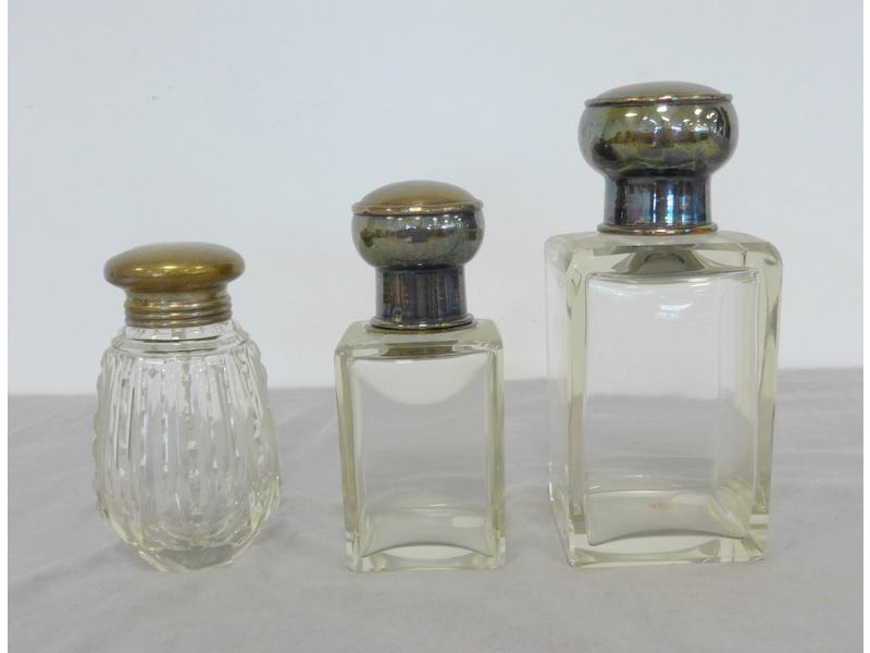 TROIS FLACONS en cristal, bouchons et monture...