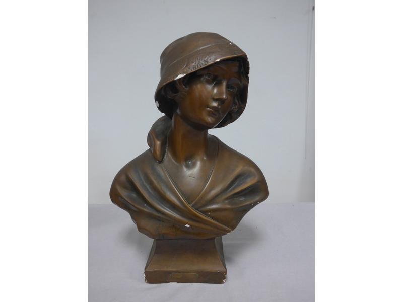 BUSTE DE FEMME en plâtre polychrome brun,...