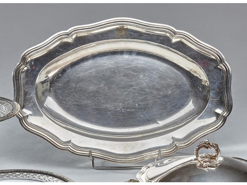 PLAT ovale demi-creux en argent, à contours...