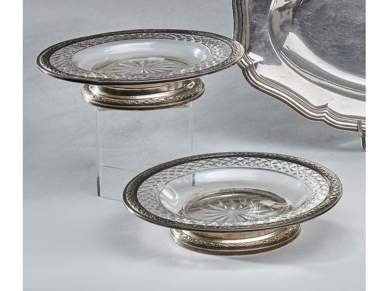 PAIRE DE COUPES SUR TALON en verre moulé...