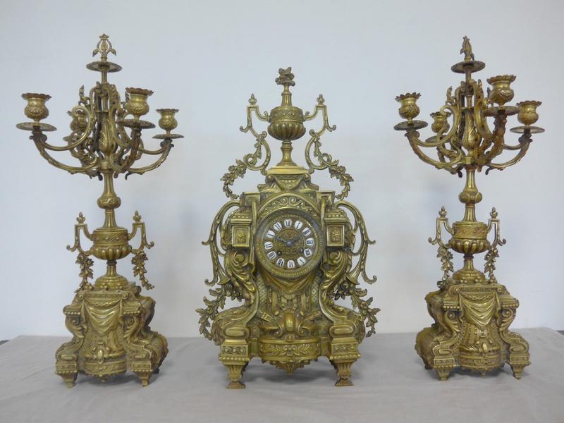 GARNITURE DE CHEMINEE en bronze comprenant...
