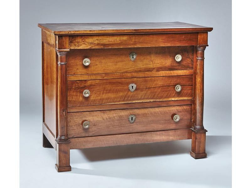 COMMODE rectangulaire en noyer, ouvrant par...
