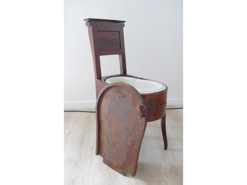 CHAISE D'AISANCE en noyer et placage d'acajou,...