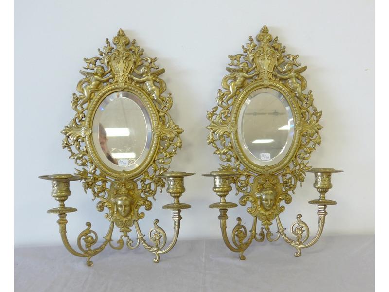 PAIRE D'APPLIQUES en bronze à deux lumières...