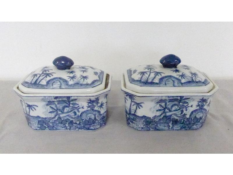 PAIRE DE TERRINES couvertes de formes octogonales...