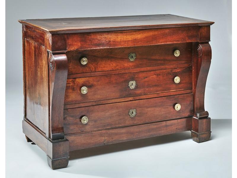 COMMODE rectangulaire en noyer ciré, ouvrant...