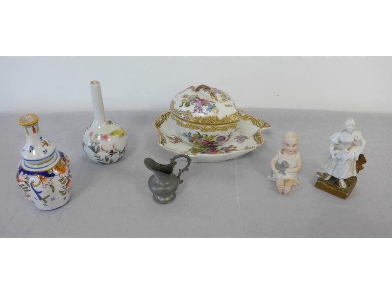 LOT EN PORCELAINE, comprenant : BONBONNIERE...