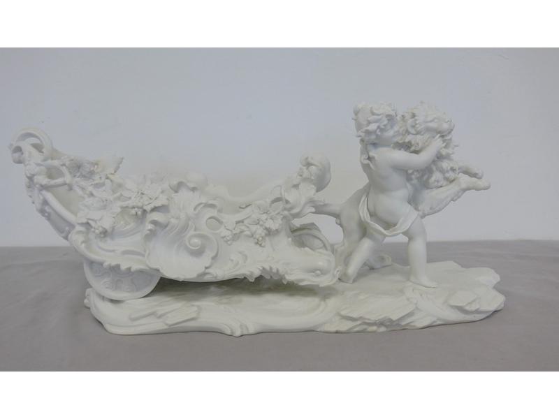 GRANDE COUPE en biscuit figurant une jeune...