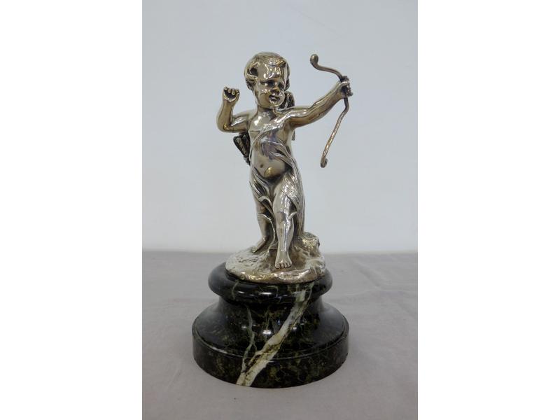 CUPIDON en bronze argenté, monté sur un piédouche...