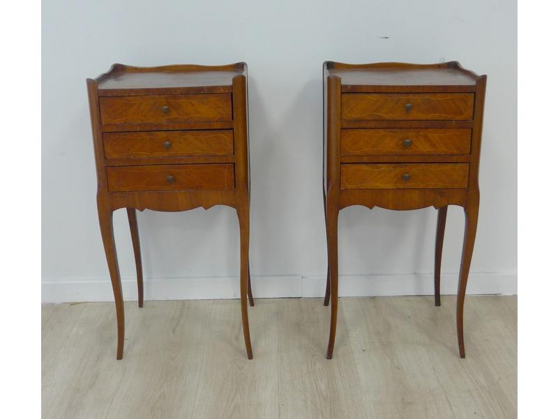 PAIRE DE TABLES DE CHEVET en bois de placage...