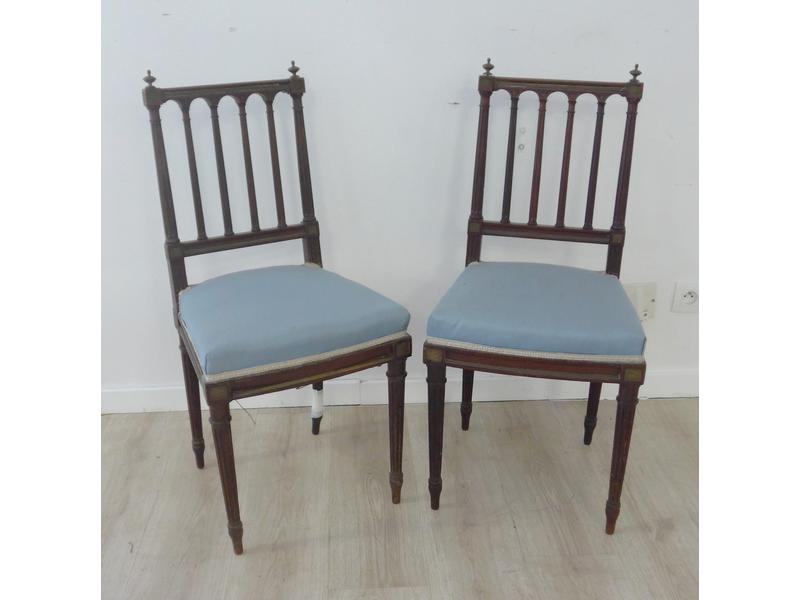 PAIRE DE CHAISES en acajou et filets de laiton,...