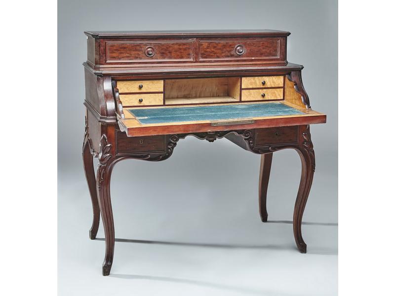 BUREAU DE PENTE en acajou et placage d'acajou...