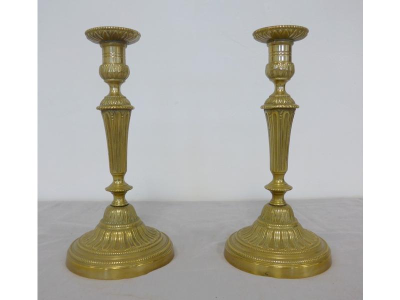 PAIRE DE BOUGEOIRS en bronze doré, le fût...