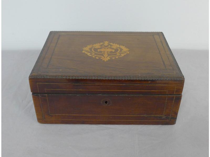 COFFRET en placage de palissandre et marqueterie...