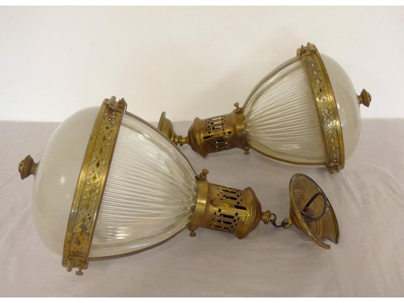 PAIRE DE LANTERNES en laiton et verre moulé,...