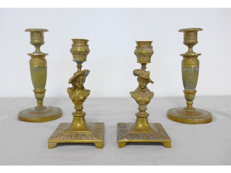 DEUX PAIRES DE BOUGEOIRS l'un en bronze doré...