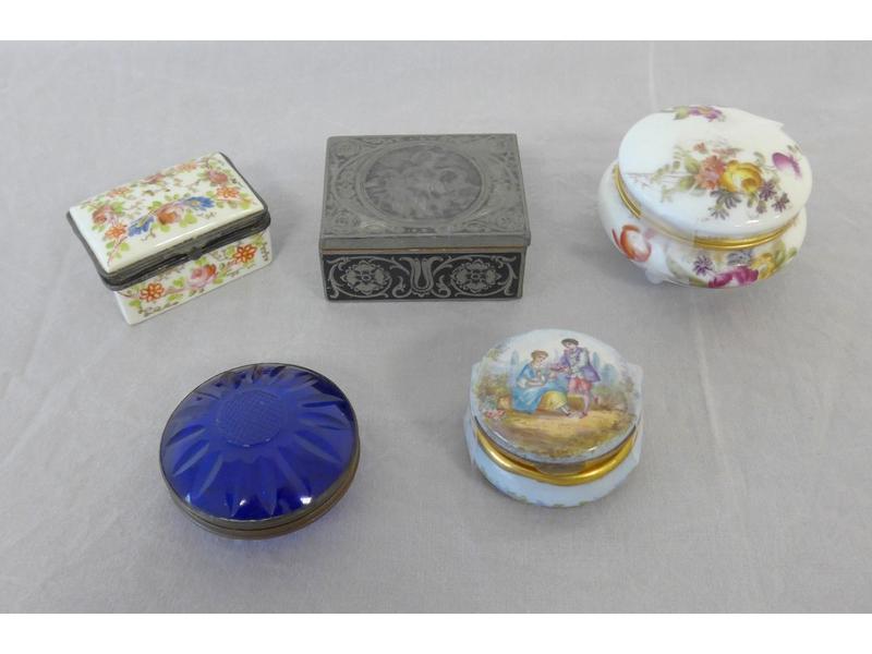 LOT DE CINQ BOÎTES A PILLULES rondes ou rectangulaires...