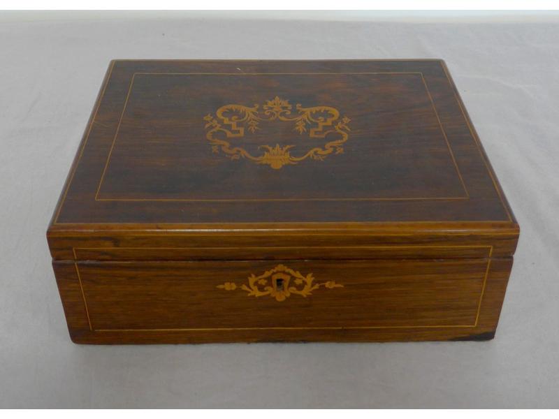 COFFRET rectangulaire en placage de palissandre...