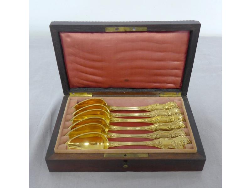 SIX CUILLERES en argent doré, modèle à rinceaux...
