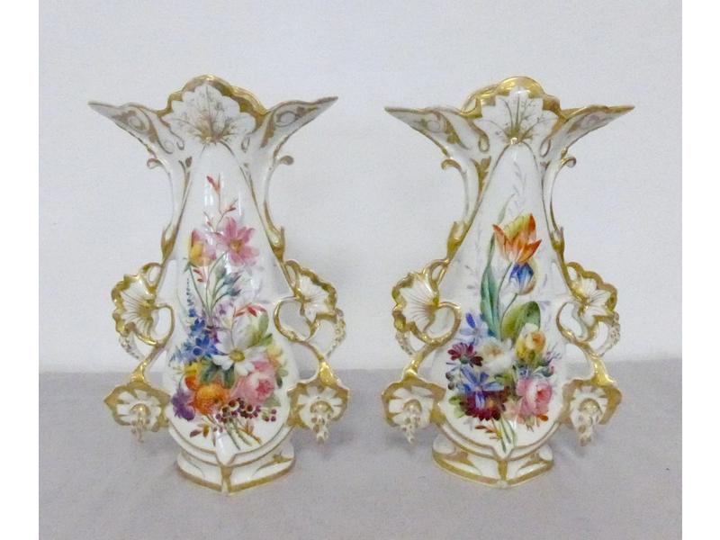 PAIRE DE VASES de mariés en porcelaine blanche...