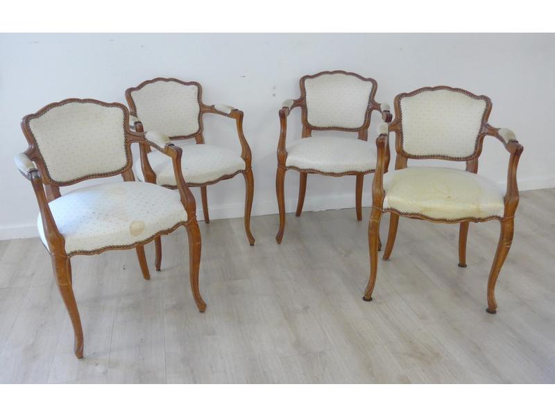 SUITE DE QUATRE FAUTEUILS à dossiers bas...