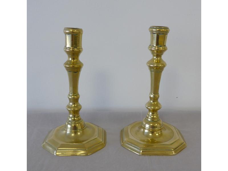 PAIRE DE FLAMBEAUX en bronze à fût balustre,...