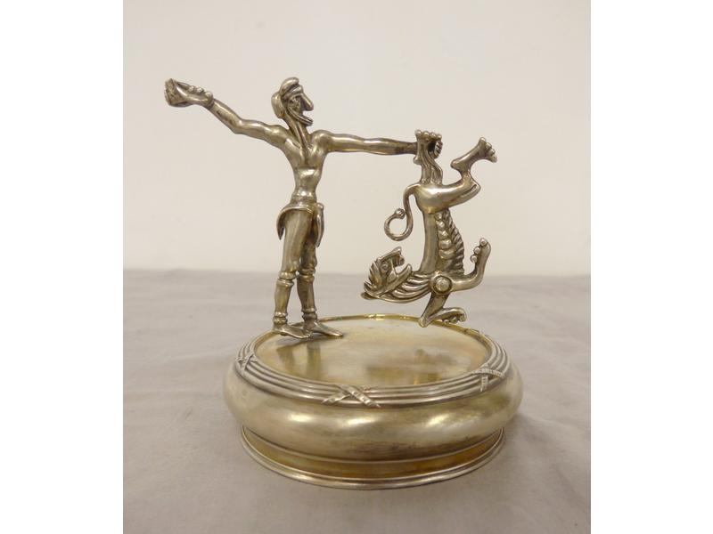 COUVERCLE en argent rond à frise de noeud...