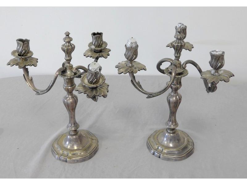 PAIRE DE CANDELABRES à trois bras de lumière,...