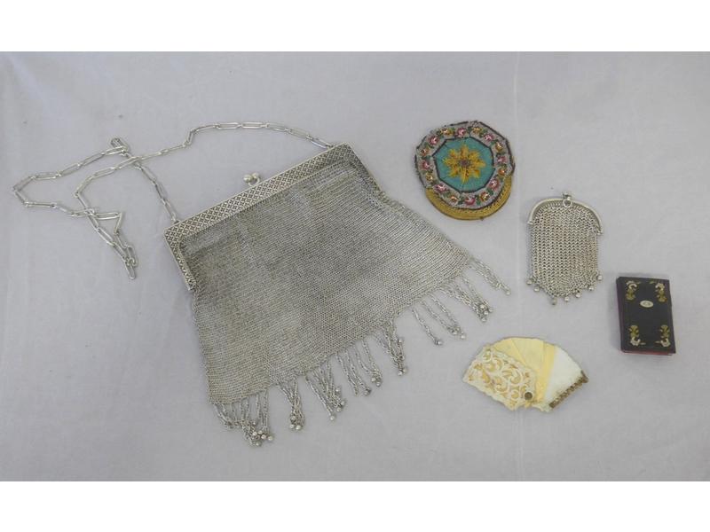 SAC DE BAL en argent maillé et son porte-monnaies...