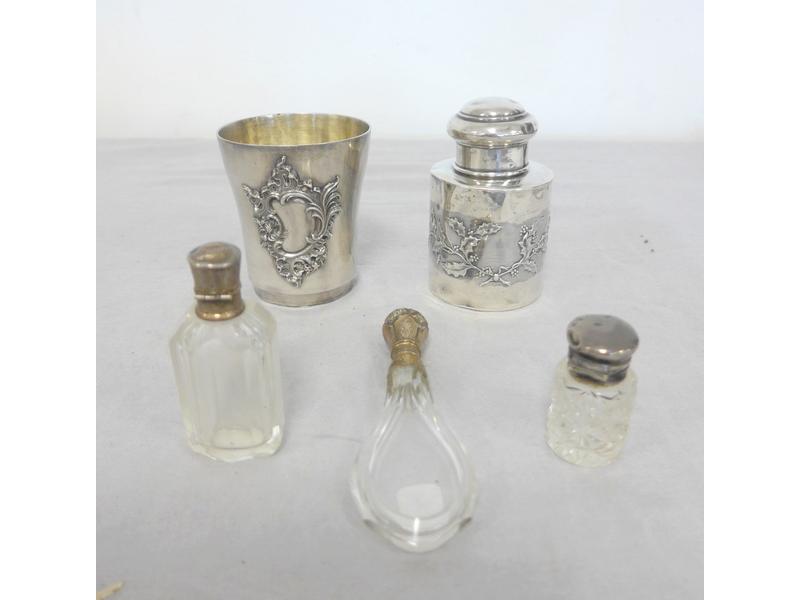 TROIS FLACONS A PARFUM en cristal et bouchons...