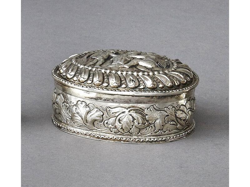 BOÎTE OVALE en argent, à décor repoussé de...