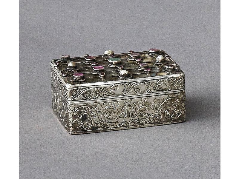 BOÎTE rectangulaire en métal argenté, ciselé...