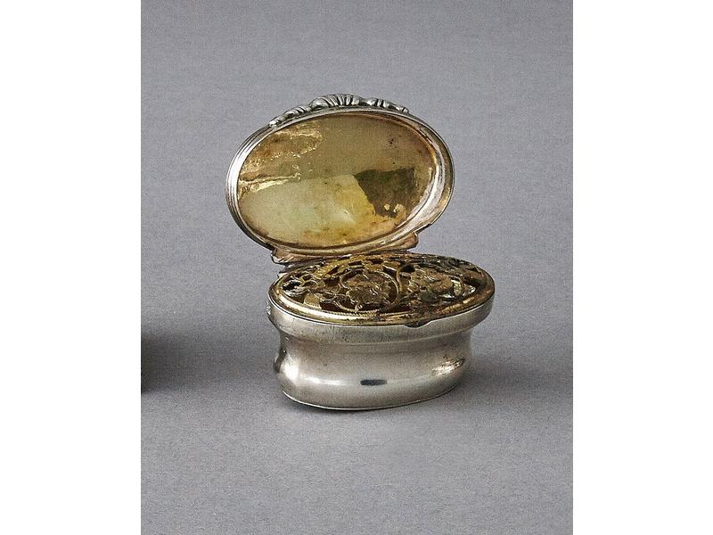 VINAIGRETTE ovale en argent, à doucine, le...