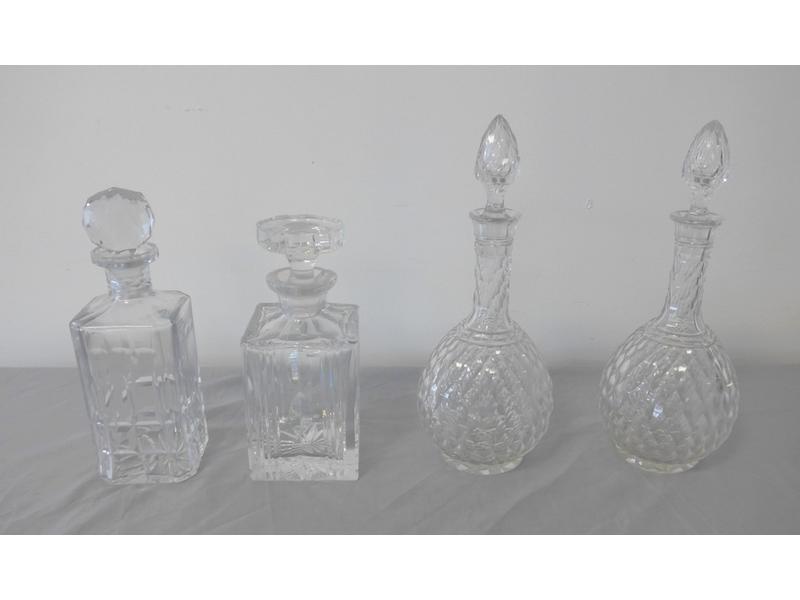 LOT : PAIRE DE CARAFES en cristal losangique...