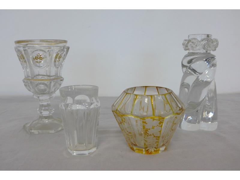 DEUX PETITS VASES en cristal taillé dont...