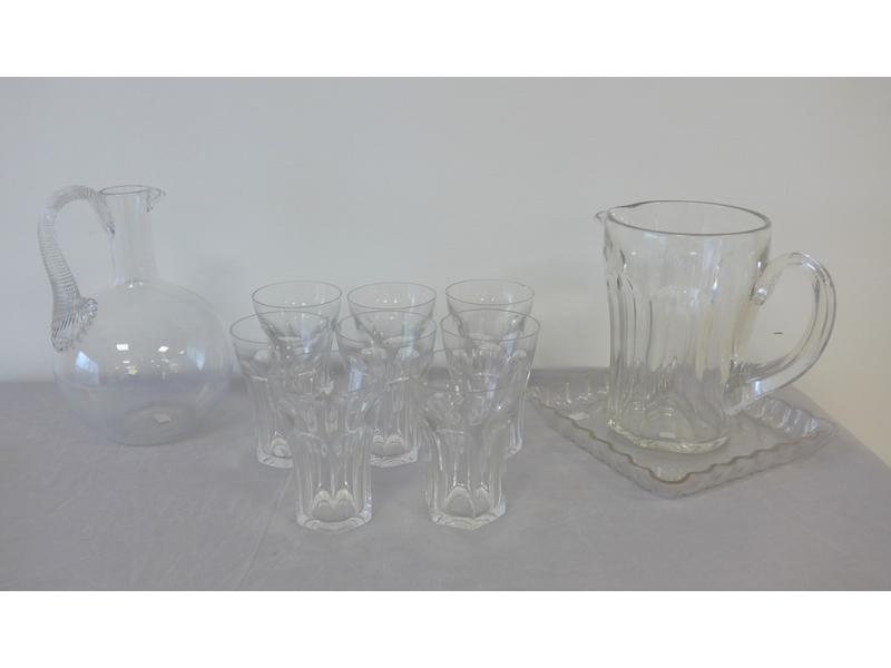 CARAFE et HUIT GOBELETS en cristal godro...
