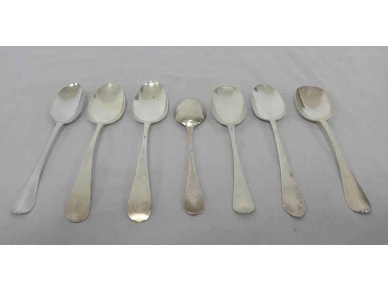 SIX CUILLERES en argent modèle dépareillés...