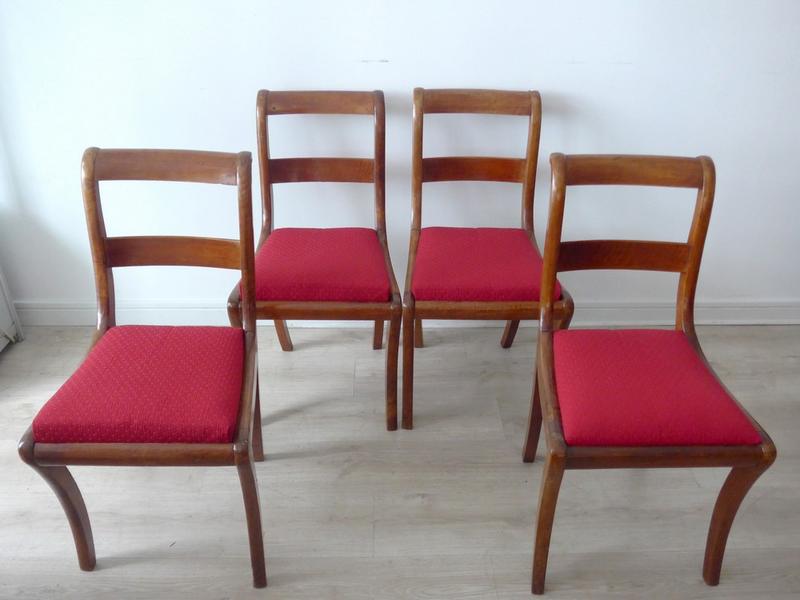 SUITE DE QUATRE CHAISES à galette en noyer...
