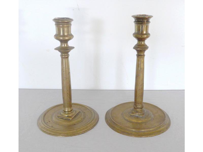DEUX FLAMBEAUX formant paire, en bronze,...