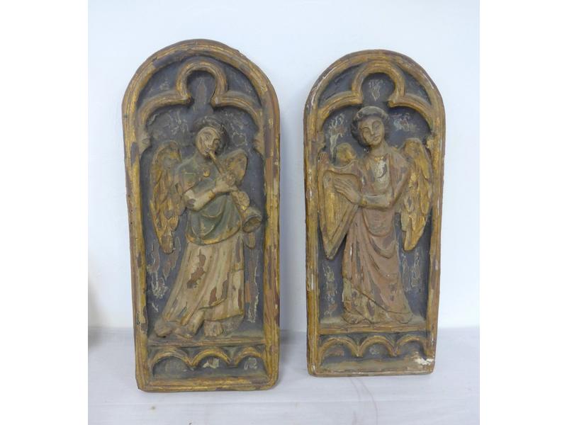 DEUX BAS-RELIEFS en bois sculpté polychrome...