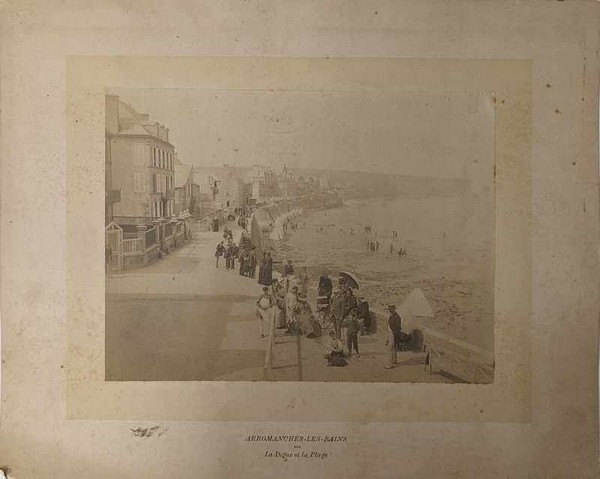 ARROMANCHES-LES-BAINS — La Digue et la P...