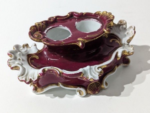 PETIT ENCRIER en porcelaine émaillée rose...