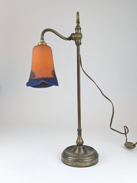 LAMPE DE BUREAU à pied potence en bronze...