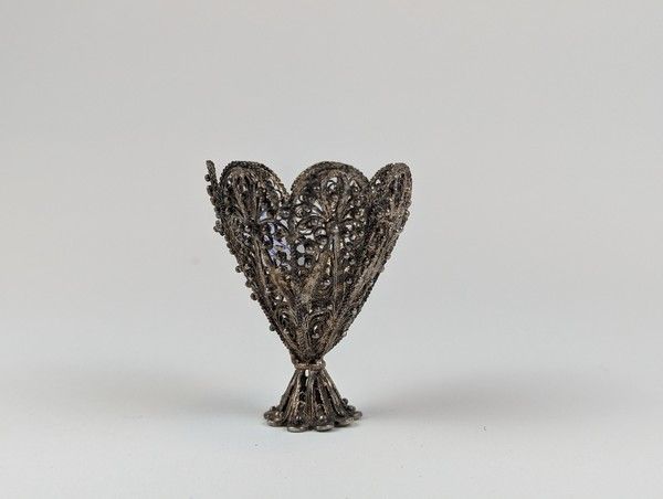 COQUETIER en argent filigrané.